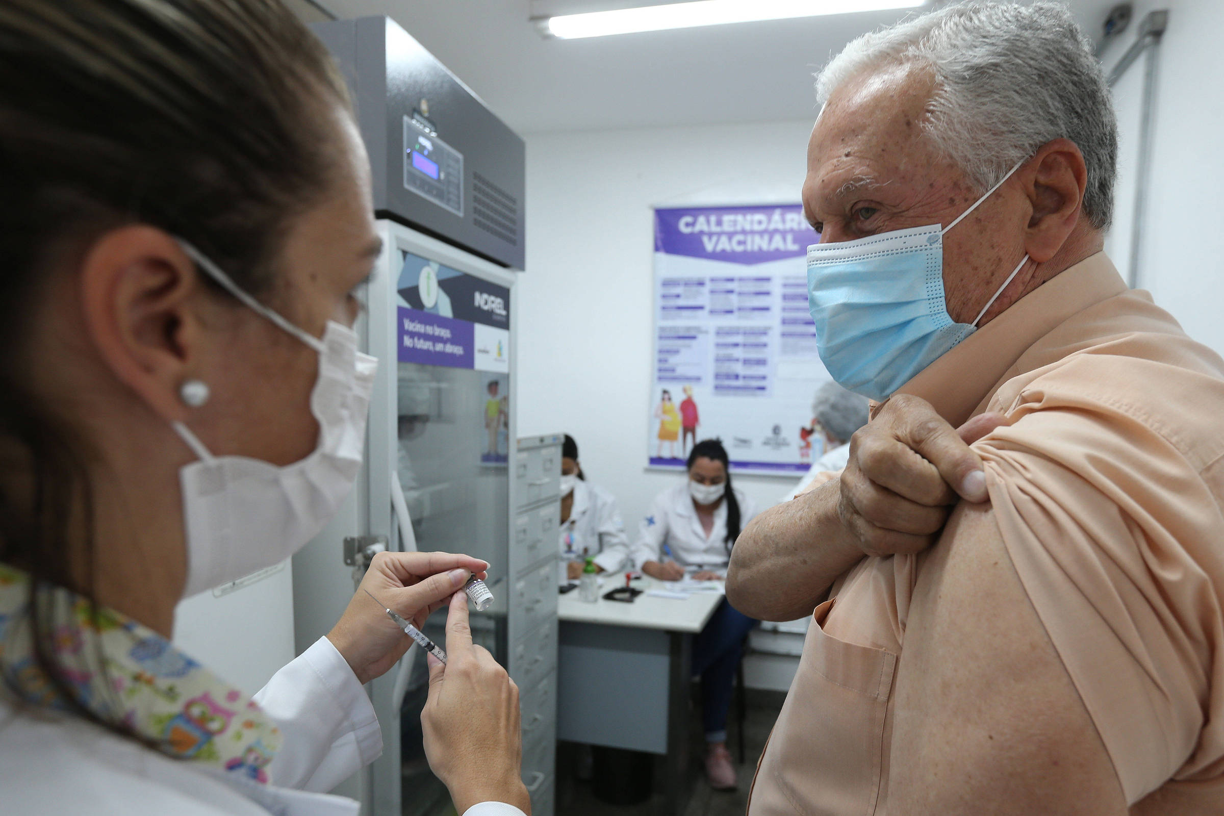 Anvisa deve contrariar Saúde e orientar repetir modelo de vacina na dose de reforço